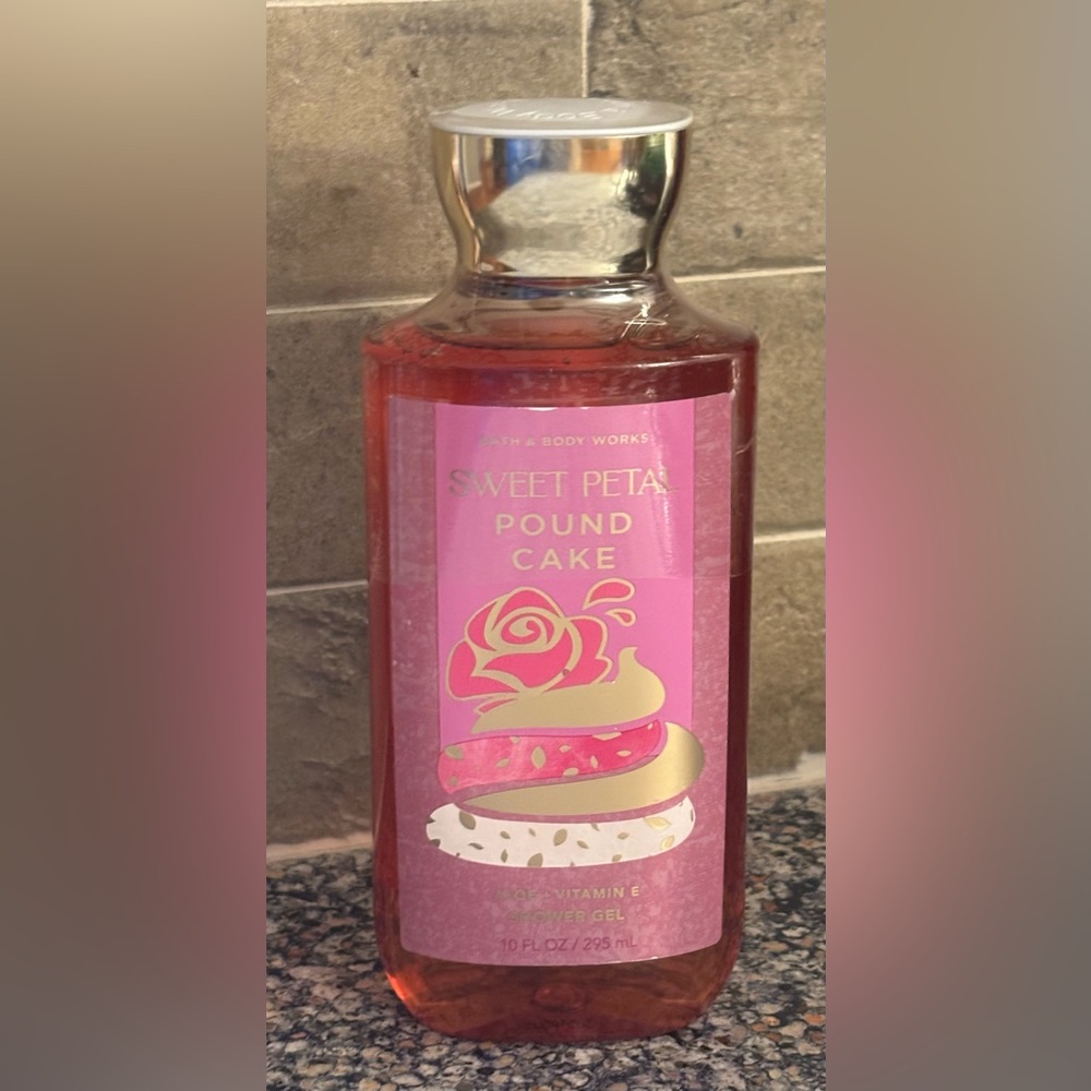 🆕 Bath & Body Works Sweet Petal Pound Cake Shower Gel -